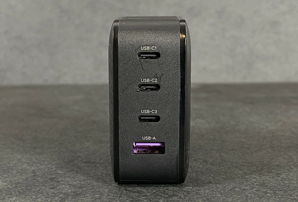 Mit drei USB-C Ausgängen und einem USB-A-Ausgang lassen sich schon etliche Geräte laden. Dazu unterstützt der Ugreen Netzteil auch zahlreiche Schnellladestandards wie zum Beispiel USB Power Delivery, welches von Apple genutzt wird.