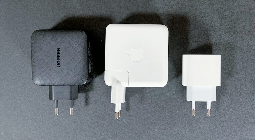 Link das Ugreen-Netzteil, mittig das Apple MacBook Pro Netzteil und rechts das USB-C-Netzteil für das iPad Pro (Foto: Sir Apfelot).