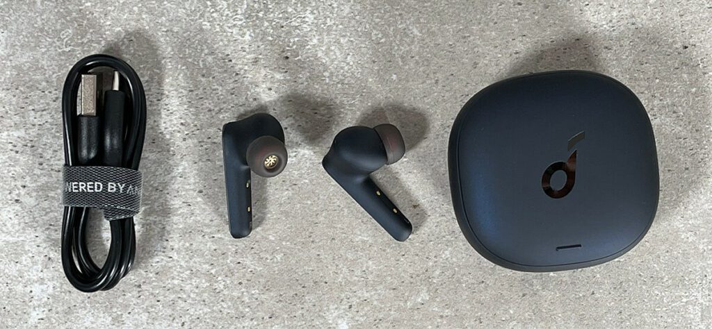 Im Lieferumfang findet man neben den Ohrhörern und dem Ladecase noch ein USB-C-Ladekabel und zahlreiche Silikon-Ohrstöpsel (Fotos: Sir Apfelot).