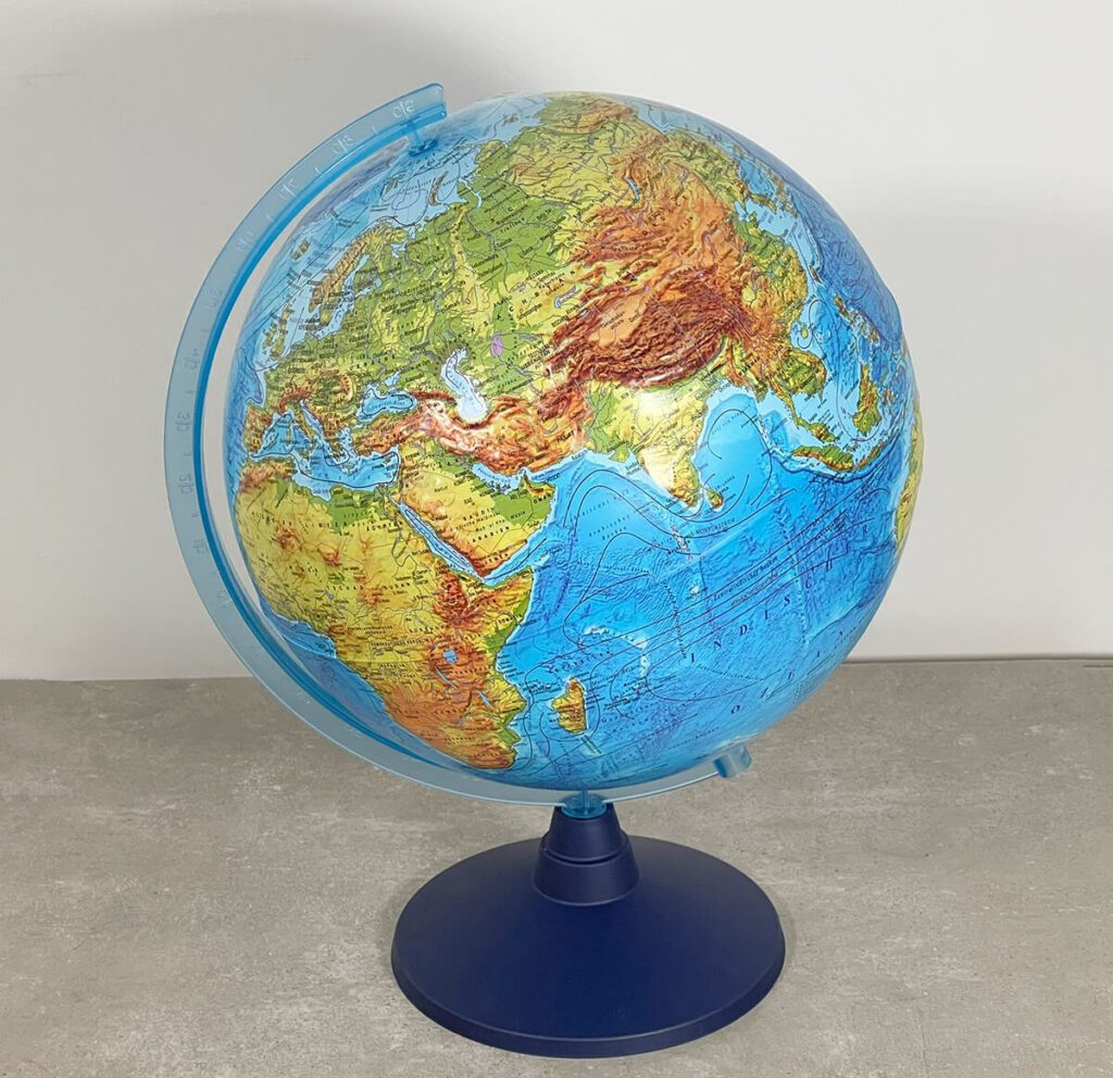 Der Lexi von alldoro ist ein hübscher Globus – alleine der ein Millimeter dicke Rand am Äquator, an denen die Halbkugeln verschweißt sind, wirkt etwas unpassend.
