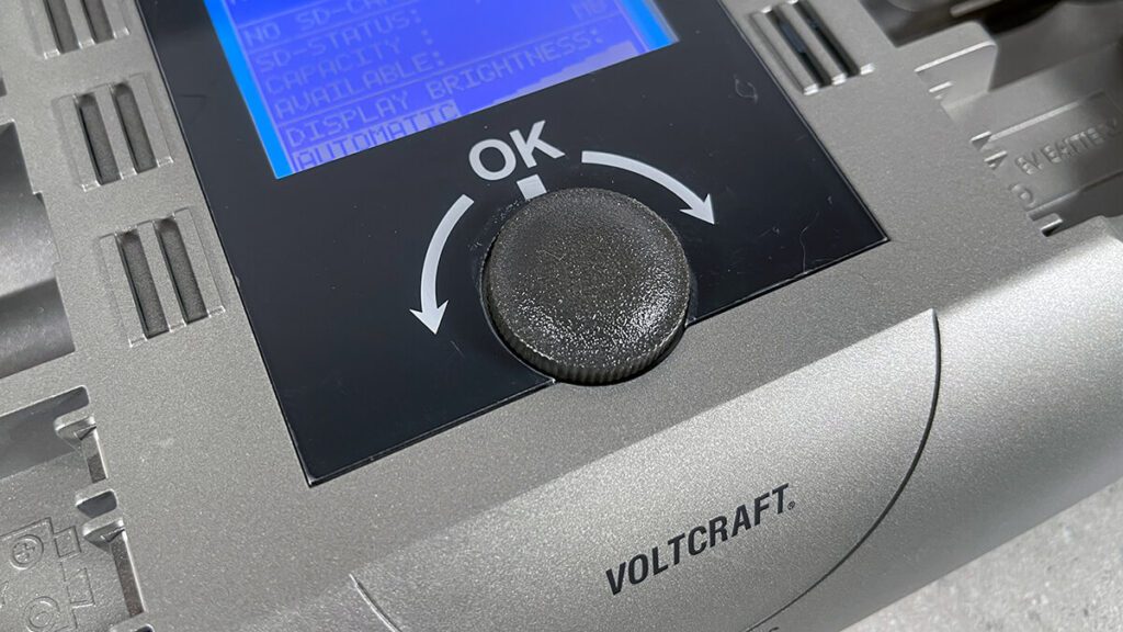 Die komplette Bedienung erfolgt über den Dreh-Knopf, der direkt unter dem Display angebracht ist. Er reagiert mit einer Rasterung sehr präzise und erlaubt eine schnelle Einstellung des Akku-Ladeprogramms oder den Abruf der Akku-Daten.