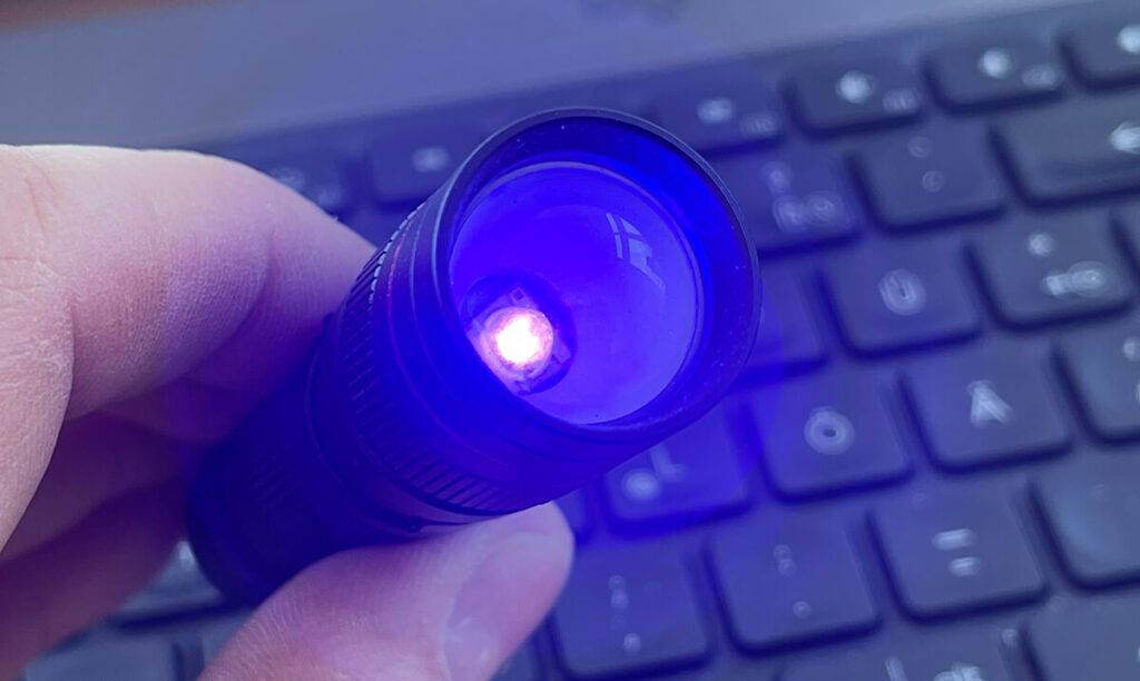 Einer der Akkus hat scheinbar einen technischen Defekt in der Elektronik und erzeugt in meiner LED-Taschenlampe ein niederfrequentes Flackern, das ziemlich nervig ist (Fotos: Sir Apfelot).