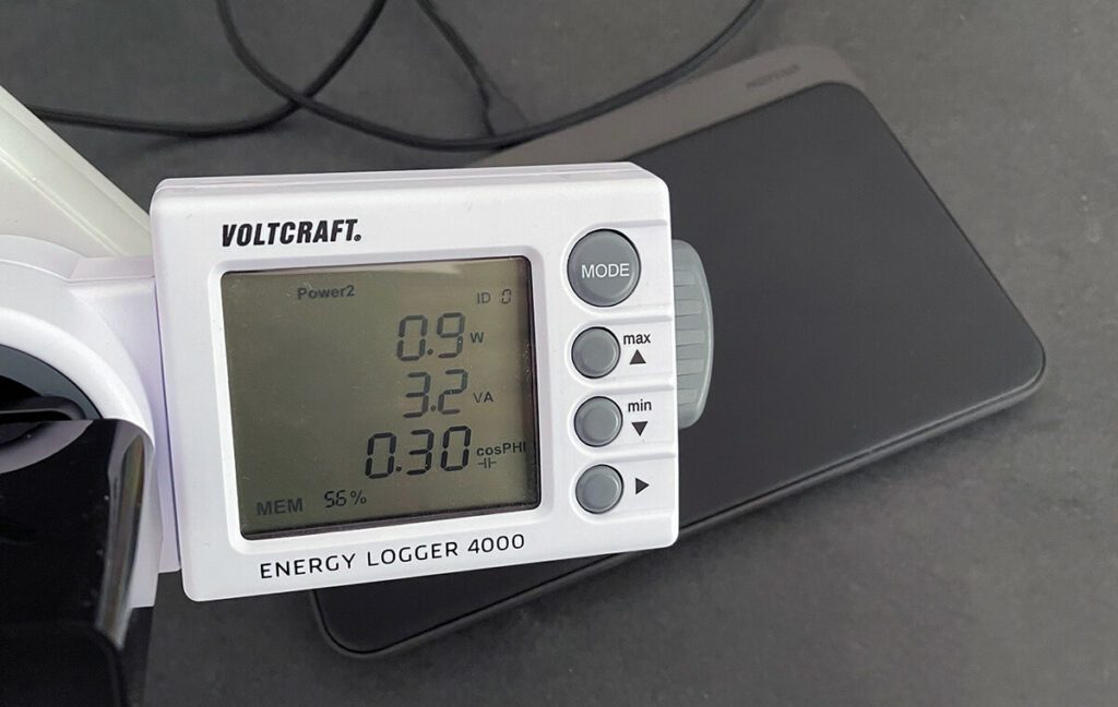 Den Standby Stromverbrauch habe ich mit einem Voltcraft Energiemessgerät gemessen, aber dies hat eine Schwelle von 1,5 Watt, ab dem es erst zuverlässig arbeitet. Der Verbrauch schwankte auch kontinuierlich zwischen 0,9 und 1,3 Watt, sodass ich 1,1 Watt als Durchschnitt nehmen würde.