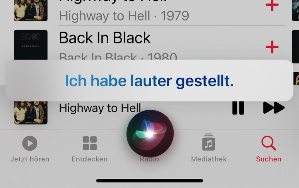 Nachdem man mit "Hey TT" Siri aktiviert hat, kann man wie gewohnt seine Sprachbefehle absetzen und zum Beispiel Musik lauter stellen.