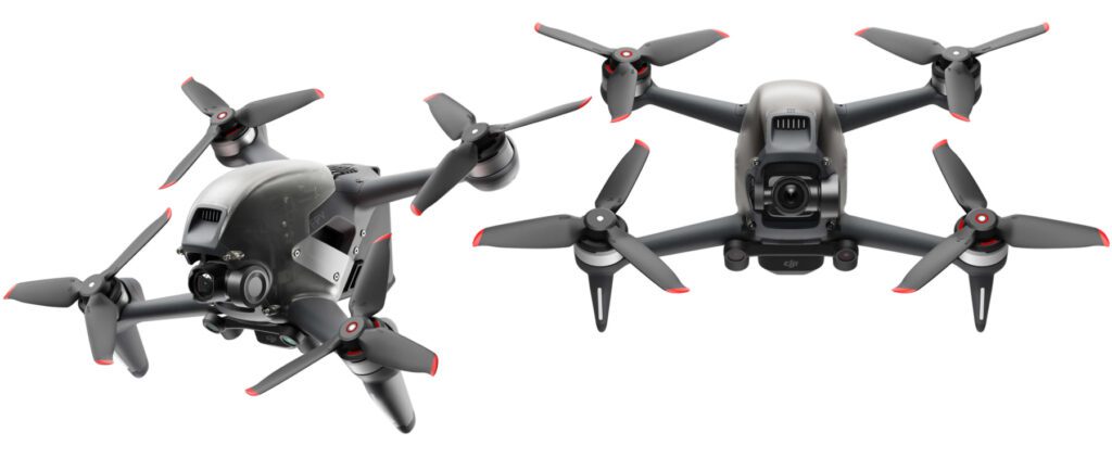 Die DJI FPV Drohne wurde Anfang März 2021 vorgestellt. Im Lieferumfang befinden sich neben der FPV-Drohne auch ein Controller, die Video-Brille (Goggles), die nötigen Akkus sowie Kabel und mehr. Das Set ist also ready to fly. 