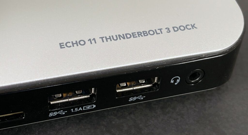 Auf der Vorderseite findet man einen USB-Ladeport, eine Anschlussmöglichkeit für ein anderes USB-3-Gerät und einen Anschluss für ein Headset.