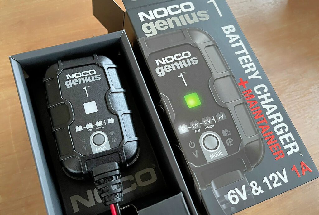 Das Noco Genius 1 ist ein kleines und handliches Autobatterie-Ladegerät (Fotos: Sir Apfelot).