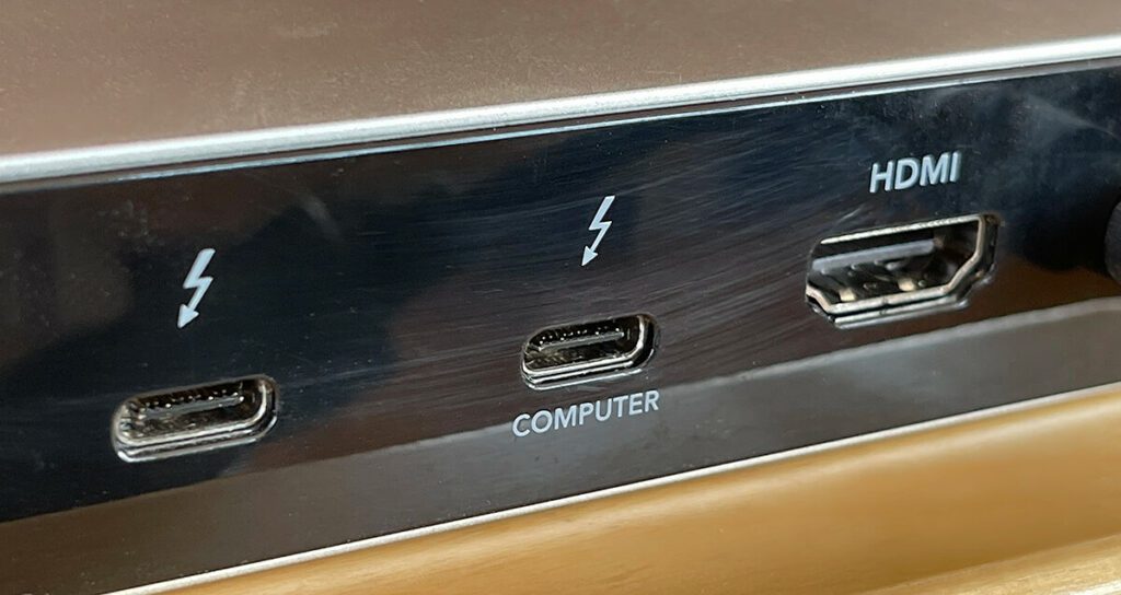 Über den Thunderbolt 3 Port mit der Beschriftung "Computer" wird das MacBook Pro verbunden und kann damit sowohl alle Daten übertragem als auch Strom zum Laden beziehen (Fotos: Sir Apfelot).