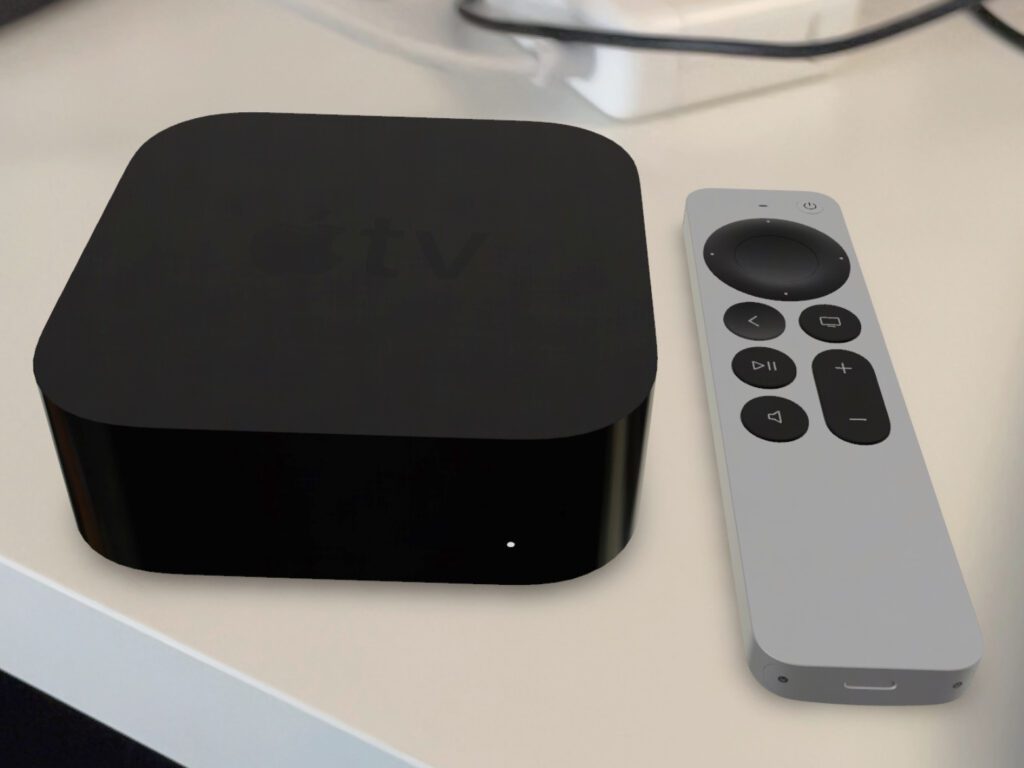 Ruft ihr die Übersichtsseite zum neuen Apple TV 4K (s. Link oben) auf dem iPhone auf, dann könnt ihr die Set-Top-Box und ihre Fernbedienung bei euch zuhause platzieren.