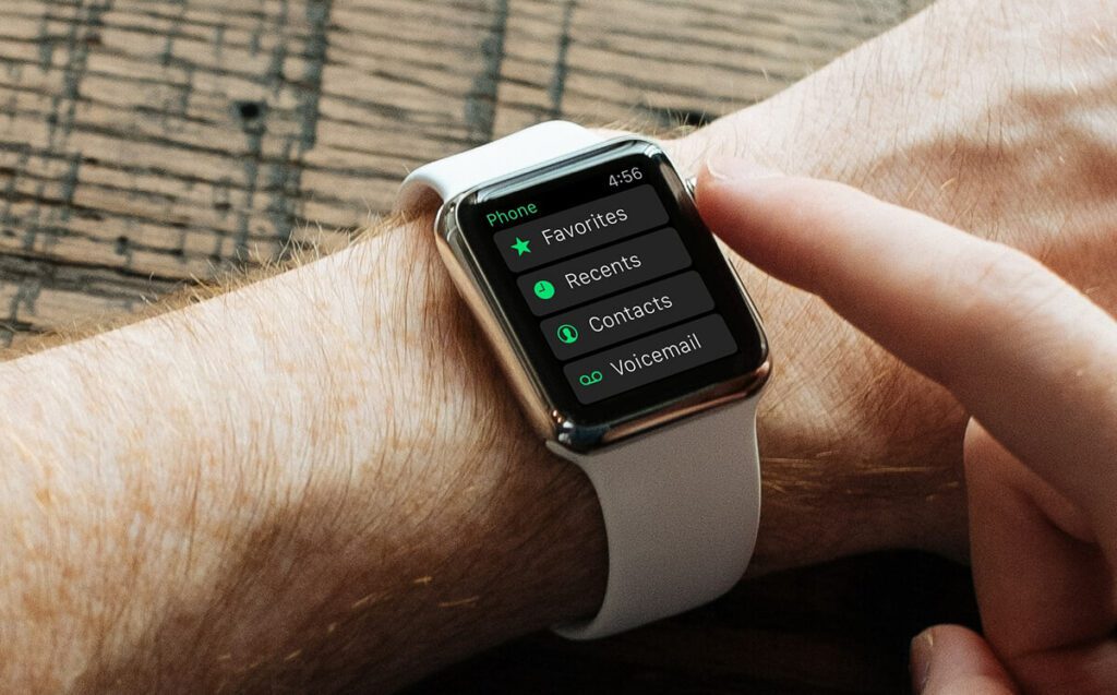 Mit der Apple Watch am Handgelenk hat man Zugriff auf Mitteilungen, E-Mails, Kontakte, Kalendereinträge und vieles mehr (Foto: Bild von Free-Photos/Pixabay).