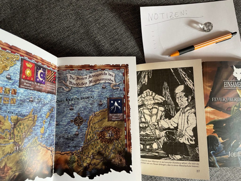 Eine Karte, zahlreiche Illustrationen und weitere Hilfestellungen, welche die Geschichte anschaulich machen, sorgen für eine gewisse Immersion. So macht das Pen-and-Paper Rollenspiel auch mal alleine Spaß.