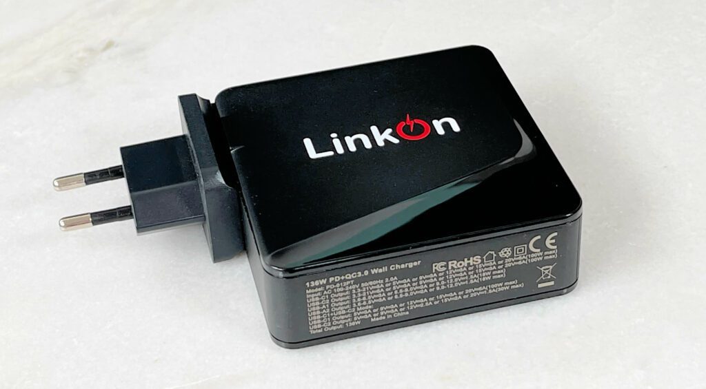 Das LinkOn 136 Watt Netzteil kann man problemlos als Alternative zum Original-MacBook-Pro-Netzteil einsetzen – und es kann nebenbei noch mehr Geräte aufladen.