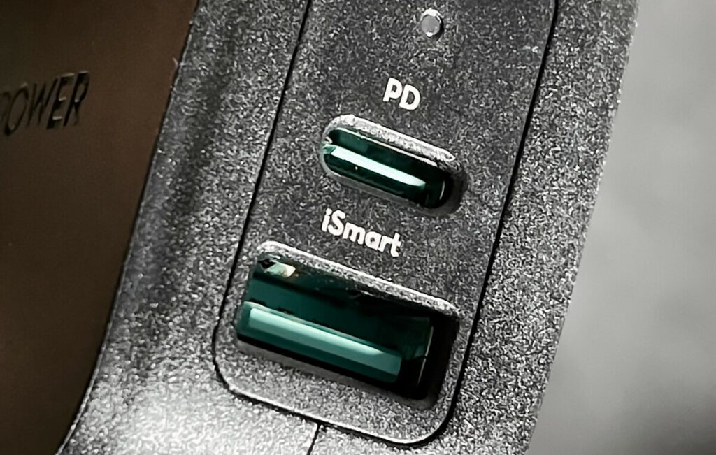 Dieses Netzteil ist zwar kein Original von Samsung, aber es hat oben den USB-C-Port und unten den älteren USB-A-Port (Fotos: Sir Apfelot).