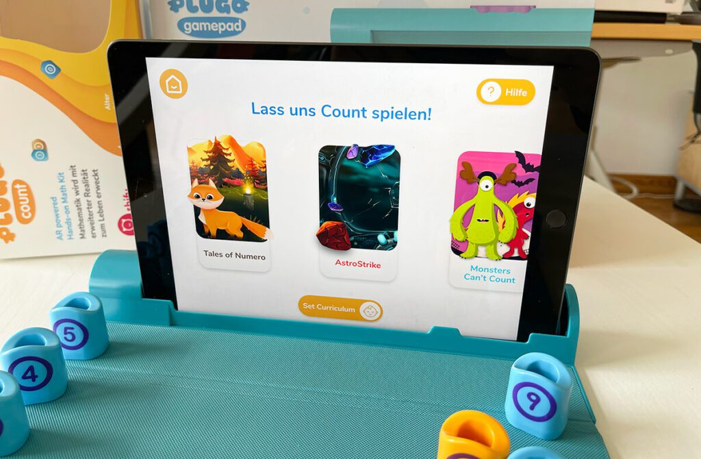In der Plugo App gibt es verschiedene Spiele, mit welchen die Kinder Rechenaufgaben in verschiedenen Schwierigkeitsgeraden üben können.