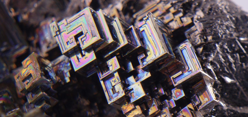 Bismut, das chemische Element Bi mit der Ordnungszahl 83, kann durch dünne Photovoltaik-Platten elektronische Geräte mit Strom versorgen. Und das sogar drinnen. (Bild von Maxim Bilovitskiy bei Wikimedia unter Creative Commons 4.0)
