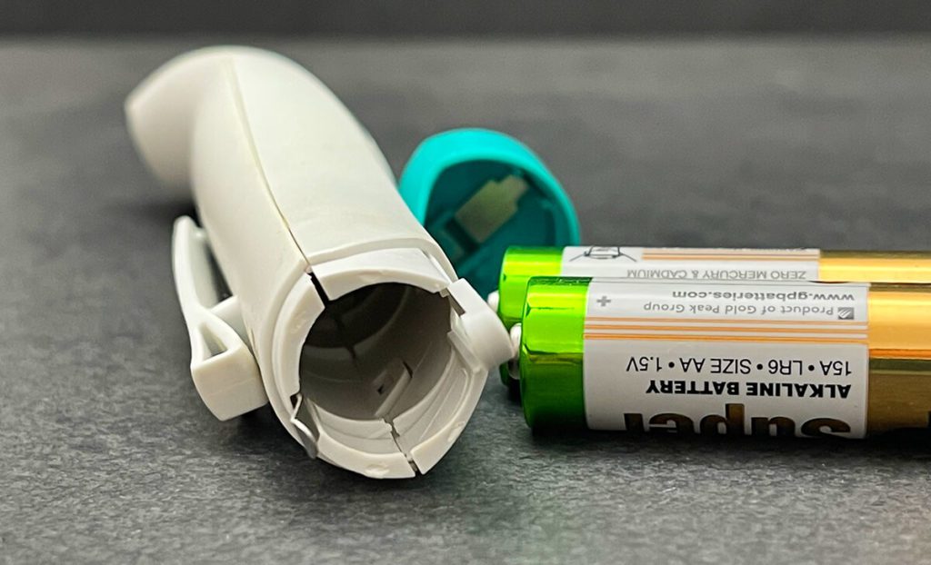 Im Lieferumfang des Stichheilers von bite away befinden sich zwei AA Batterien, damit man direkt losfritzeln kann (Fotos: Sir Apfelot)..