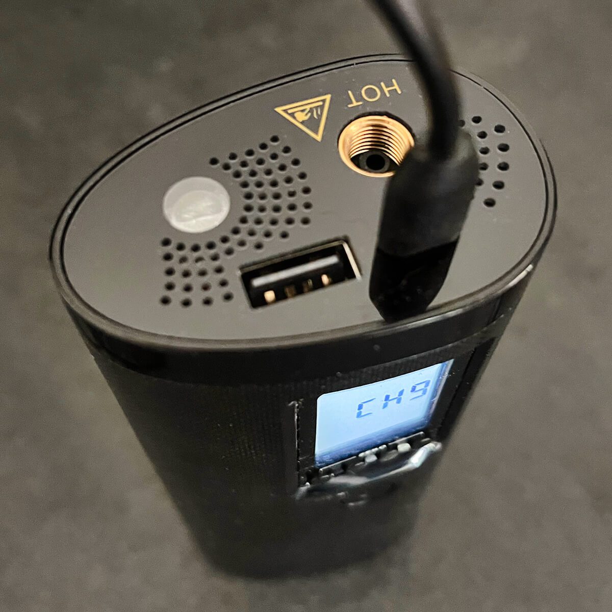 Elektrische Luftpumpe mit Luftdruckmesser und Akku im Test