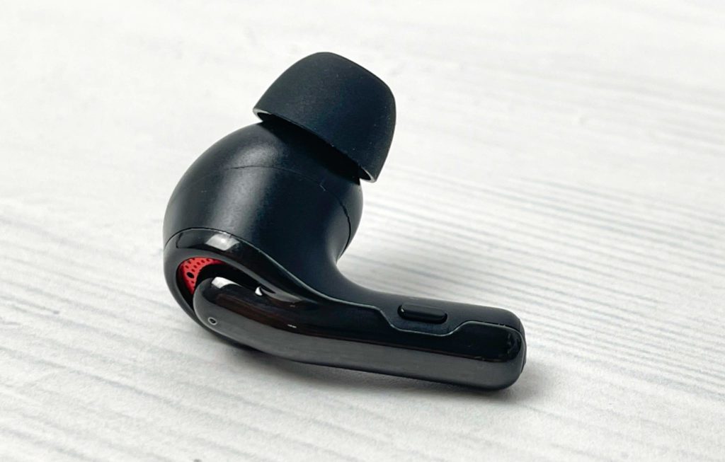 Die Tribit FlyBuds C1 werden mit einem Mikro-Taster am Stiel der Ohrhörer bedient, was sehr zuverlässig funktioniert (Fotos: Sir Apfelot).