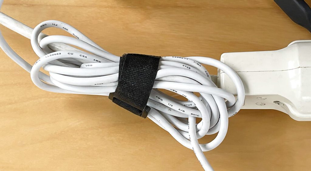Perfekt fürs Kabelmanagement: Zusammenschnüren des USB-Kabel und gleichzeitiges Befestigen an einem Stromkabel, damit dieses nicht vom Tisch rutschen kann.