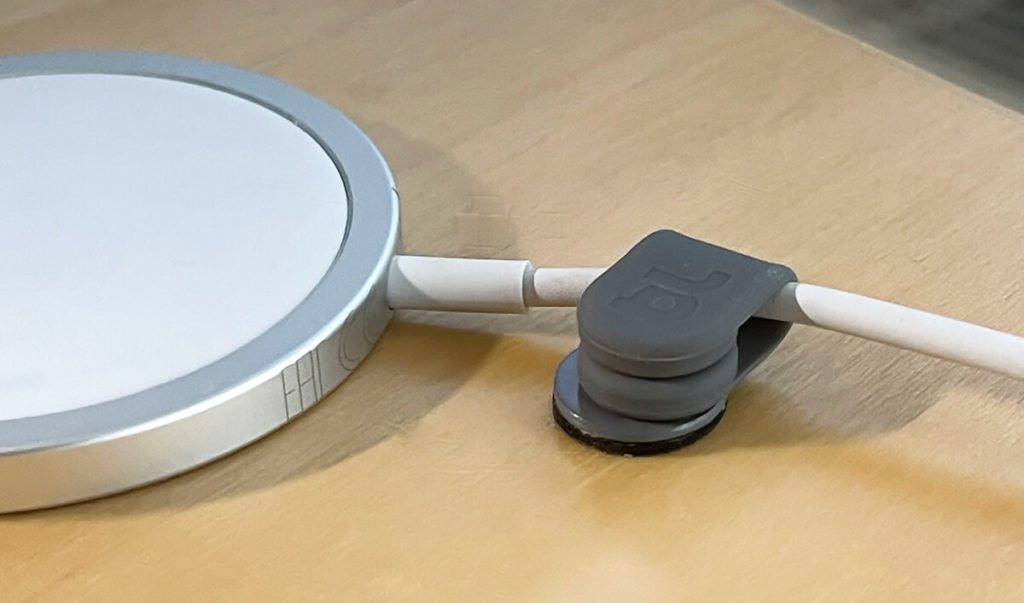Mit den MagDrop Kabelhaltern läßt sich auch der MagSafe-Ladepuck von Apple an Ort und Stelle halten.