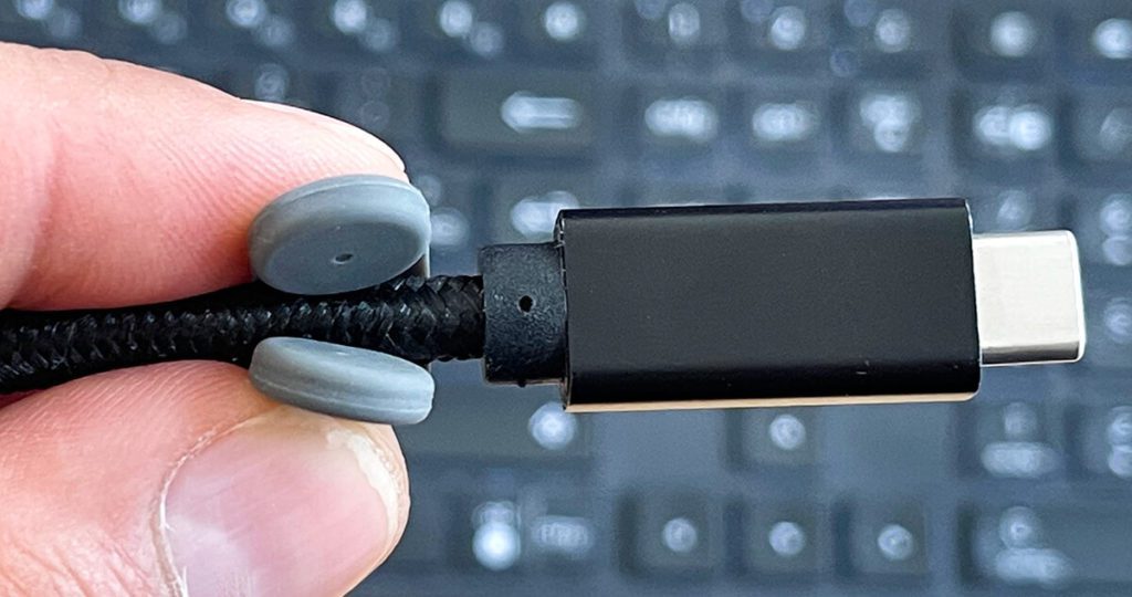 Hier sieht man, dass sich die beiden Enden des MagDrop nicht verbinden lassen, da das USB-C-Kabel zu dick ist.