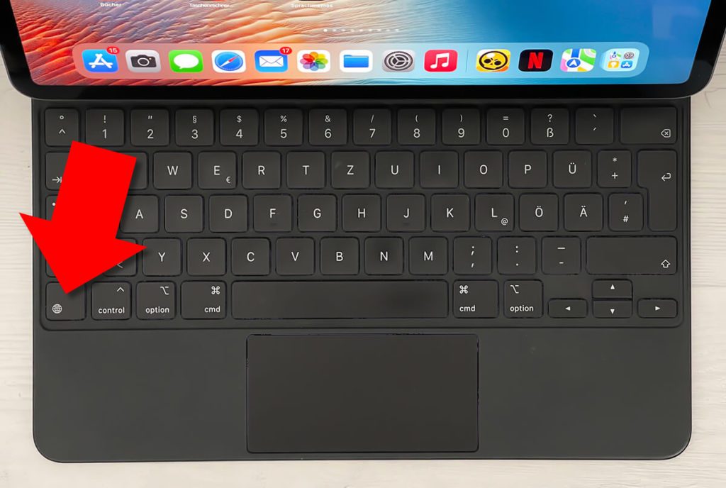 Wo ist die Globus-Taste auf der iPad (Pro) Tastatur? Sie befindet sich ganz links unten, dort wo beim MacBook die fn-Taste sitzt. Auch Dritthersteller-Keyboards für das iPad zeigen dort oft die fn-Taste. Ihr könnt aber einen einen Key mit der Globus-Funktion belegen (s. u.).