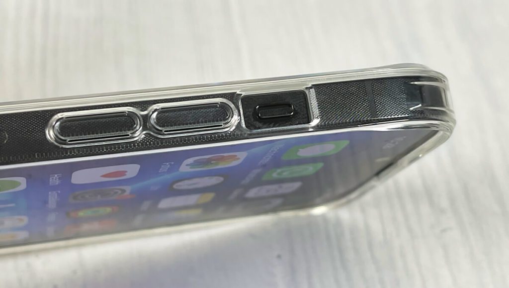 Die Tasten des iPhone 13 Pro Max lassen sich auch mit der Handyhülle noch einwandfrei bedienen.