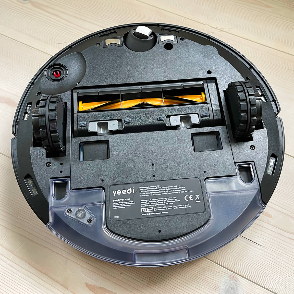 Yeedi Vac Max vacuum cleaner robot with 3000 Pa against animal hair in the  test