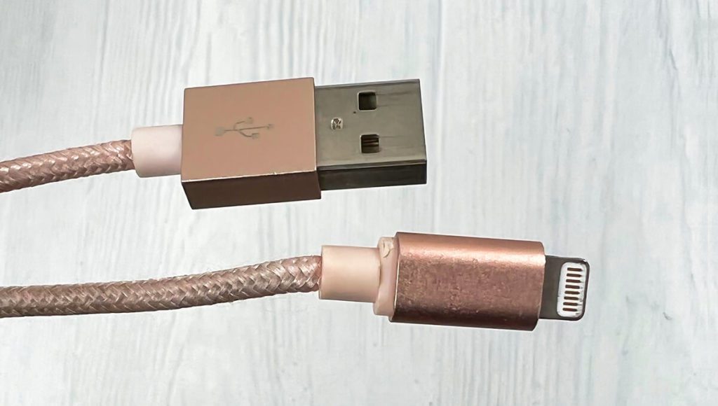 Die USB-A-auf-Lightning-Ladekabel lassen technisch keine hohe Ladeleistung zu – egal welches Netzteil man nimmt. Das ist perfekt für den iPhone-Akku (Foto: Sir Apfelot).