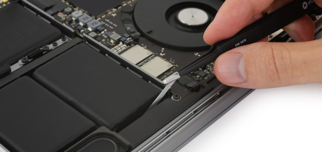 Die seitlichen Batterie-Elemente des MacBook Pro 2021 lassen sich einfach lösen, indem man die Klebestreifen darunter lang zieht. Quelle: iFixit.com