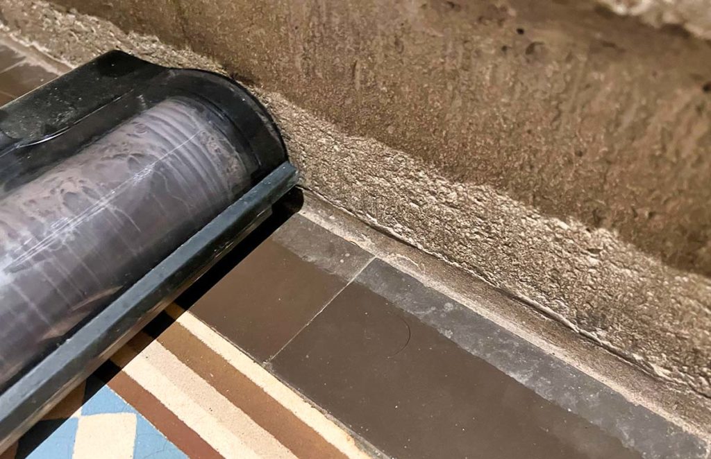 Ein kleiner ungeputzter Rand bleibt immer übrig, wenn man mit dem Easine W100 den Boden direkt an Wänden oder Treppenabsätzen reinigt.