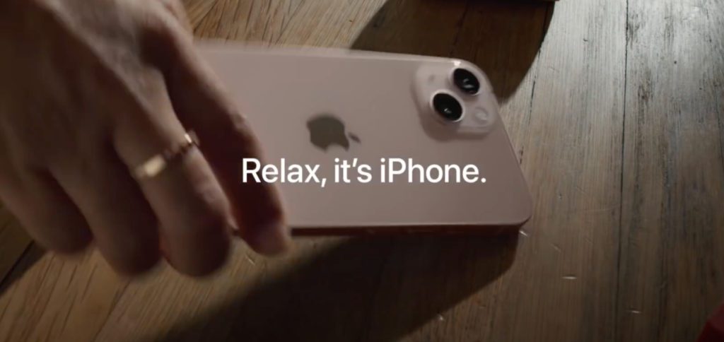 Ausdauer und Haltbarkeit sollen in den neuen Videos zur iPhone 13 Akkulaufzeit sowie zum Ceramic Shield hervorgehoben werden. Was denkt ihr zu den neuen Apple-Werbespots?