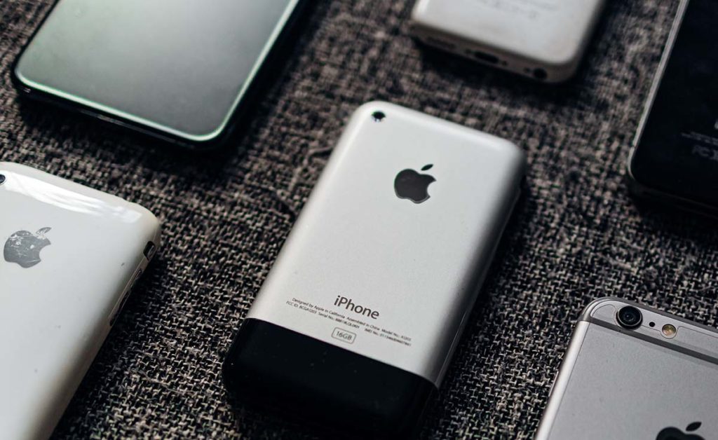 Man muss kein Uralt-iPhone kaufen, um zu sparen. Selbst Modelle wie das iPhone Xs oder iPhone 11 sind deutlich günstiger als ein aktuelles iPhone und für die meisten Nutzer vollkommen ausreichend – aber deutlich günstiger (Foto: Tron Le/Unsplash).