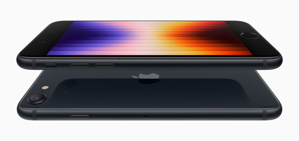 Das Apple iPhone SE (3. Gen, 2022) hat die gleichen Maße, die gleiche Displaygröße und die gleiche Auflösung wie der Vorgänger. Durch den A15 Bionic Chip ist es aber leistungsstärker und dank 5G-Mobilfunk auch mit mobilen Daten für einen schnellen Austausch geeignet. Weitere Daten, Bilder und die Preise findet ihr hier.