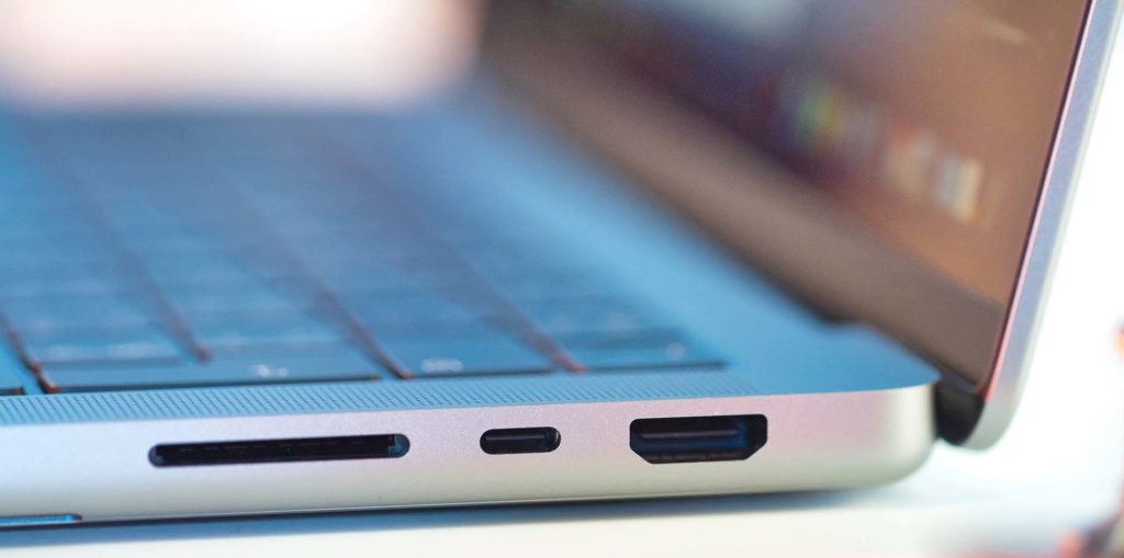An MacBook Pro Laptops findet man in der Regel sowohl einen HDMI-Anschluss als auch einen Thunderbolt 3 oder 4 Anschluß, welcher sich ebenfalls für die Bild- und Tonübertragung eignet (Foto: TheRegisti/Unsplash).