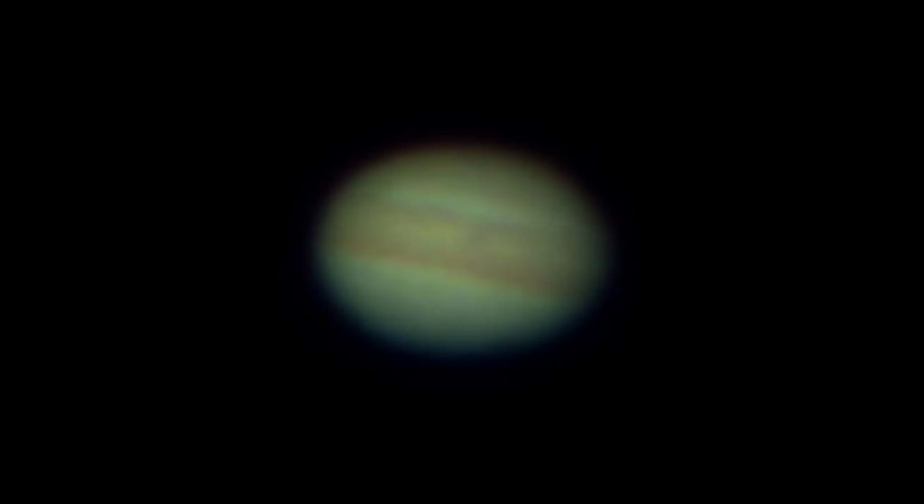 Dies ist ein Screenshot aus dem YouTube-Video. Aber selbst hier erkennt man den dunklen Punkt auf Jupiter, welcher der Schatten des Jupiter-Mondes Europa ist.