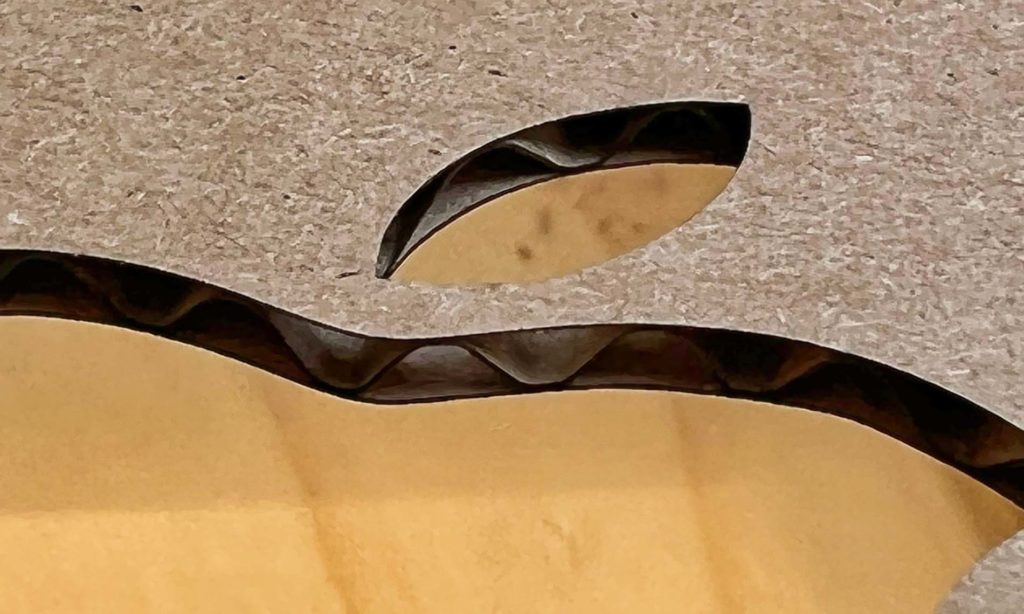Hier sieht man eine Detailaufnahme des ausgeschnittenen Apple-Logos. Der Rand ist wirklich sehr ordentlich.