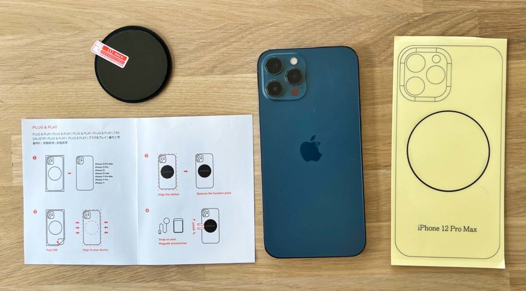 Der Magnetic Sticker von Satechi ist zum Beispiel für iPhone Hüllen, die ohne MagSafe-Unterstützung sind. Zur Anpassung sind zahlreiche Schablonen dabei – ich habe hier nur die für das iPhone 12 Pro Max für das Foto rausgesucht.