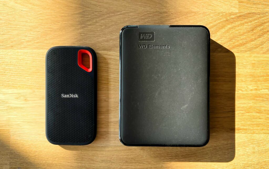 Links meine SSD und rechts die drehende HDD Festplatte. Die SSD ist eigentlich nur interessant, wenn man häufig große Daten zwischen Mac und SSD austauscht. Für das Archivieren von Daten ist die klassische Festplatte günstiger und bietet mehr SPeicher für das gleiche Geld (Foto: Sir Apfelot).