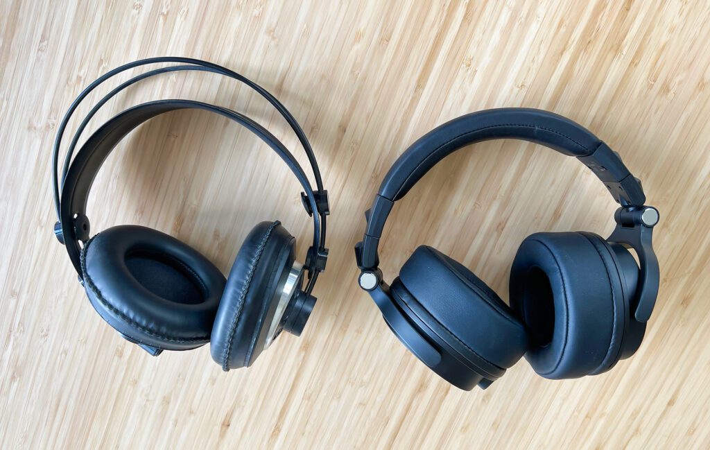 Links sind die AKG K240 MK II und rechts die OneOdio Monitor 60 – vom Klang her sind sie recht ähnlich, aber die OneOdio Kopfhörer bieten etwas mehr Kraft im Bassbereich.