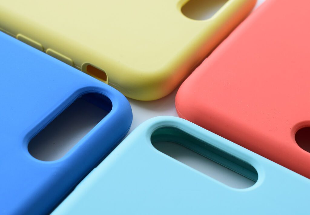 Die Silikonhüllen sind in verschiedenen Farben verfügbar und sind schön griffig, was besonders bei dünnen, glatten Smartphone-Modellen wie dem iPhone 13 der Fall ist.