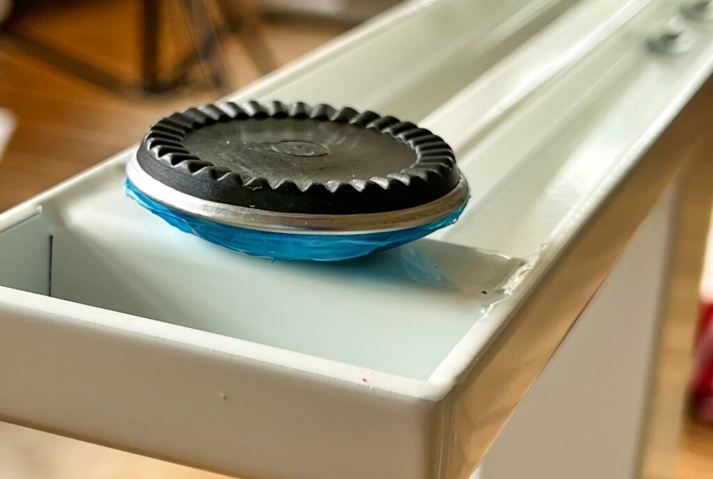 Die Gummifüsse bieten viel Grip und verhindern Beschädigungen am Fussboden. Bei der Konstruktion sieht man auch, wie solide das Tischgestell konstruiert ist.