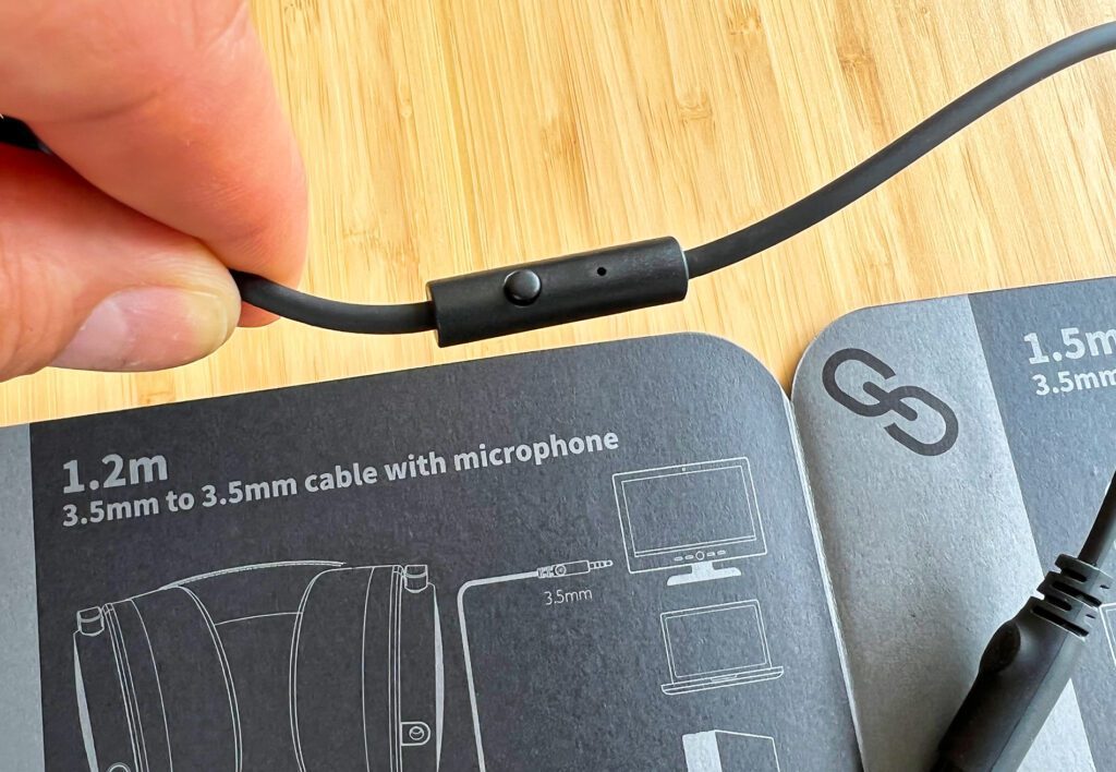 Mit im Lieferumfang ist auch ein Kabel, das ein eingebautes Mikrofon hat. Damit kann man die OneOdio Kopfhörer auch als Headset verwenden.