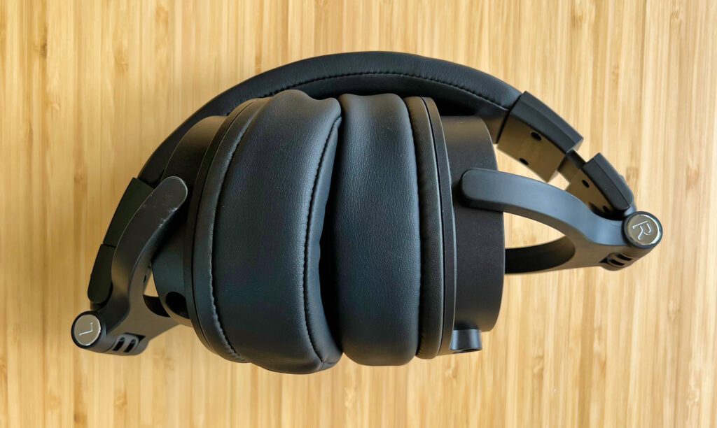 Durch die Gelenke können die OneOdio Kopfhörer sehr platzsparend zusammengefaltet werden.