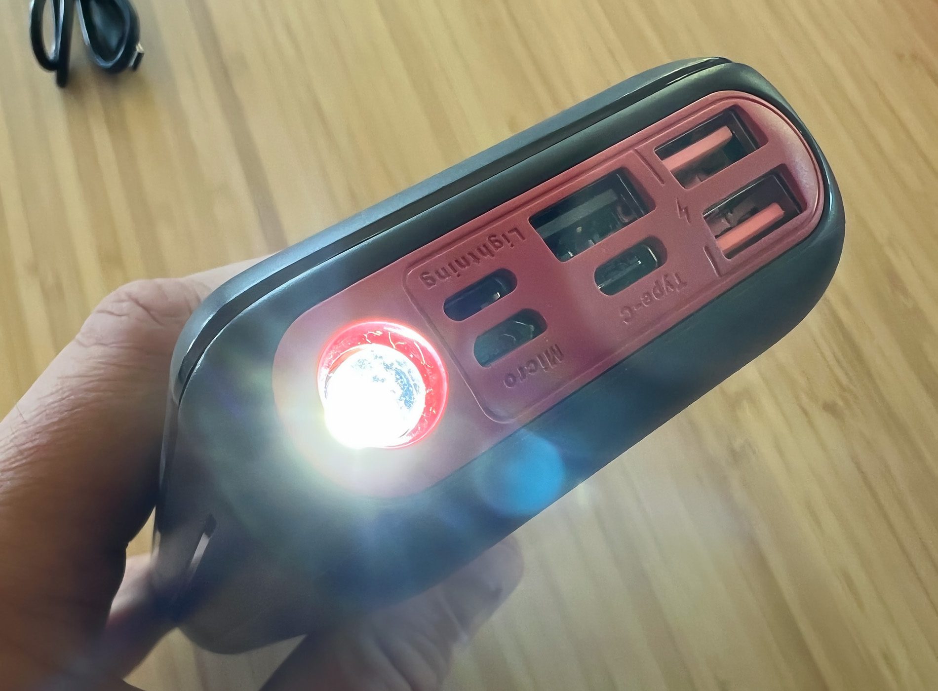 Jiga 30000mAh power bank review - It even has a built-in flashlight! - The  Gadgeteer