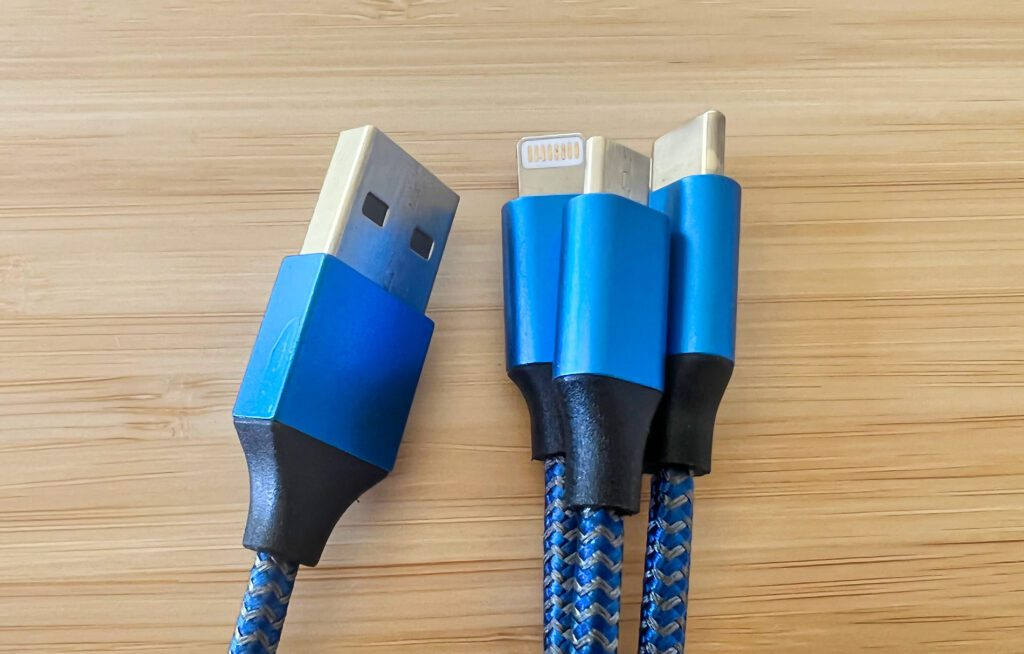 Mein Multi-USB-Kabel bietet alle Anschlüsse, welche ich zum Aufladen meiner Geräte benötige – nur die Apple Watch muss ich noch über einen anderen Weg aufladen (Fotos: Sir Apfelot).