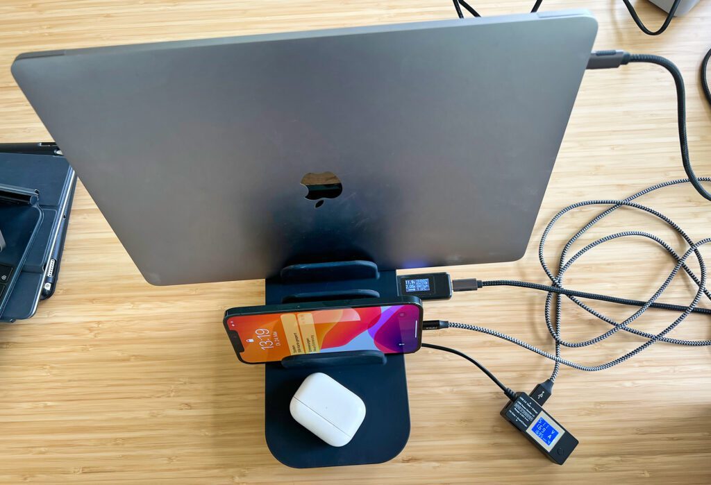 Nicht empfohlen, aber zur Not geht das auch: Das MacBook Pro mit 15 Zoll in der Satechi Dock5 Ladestation.