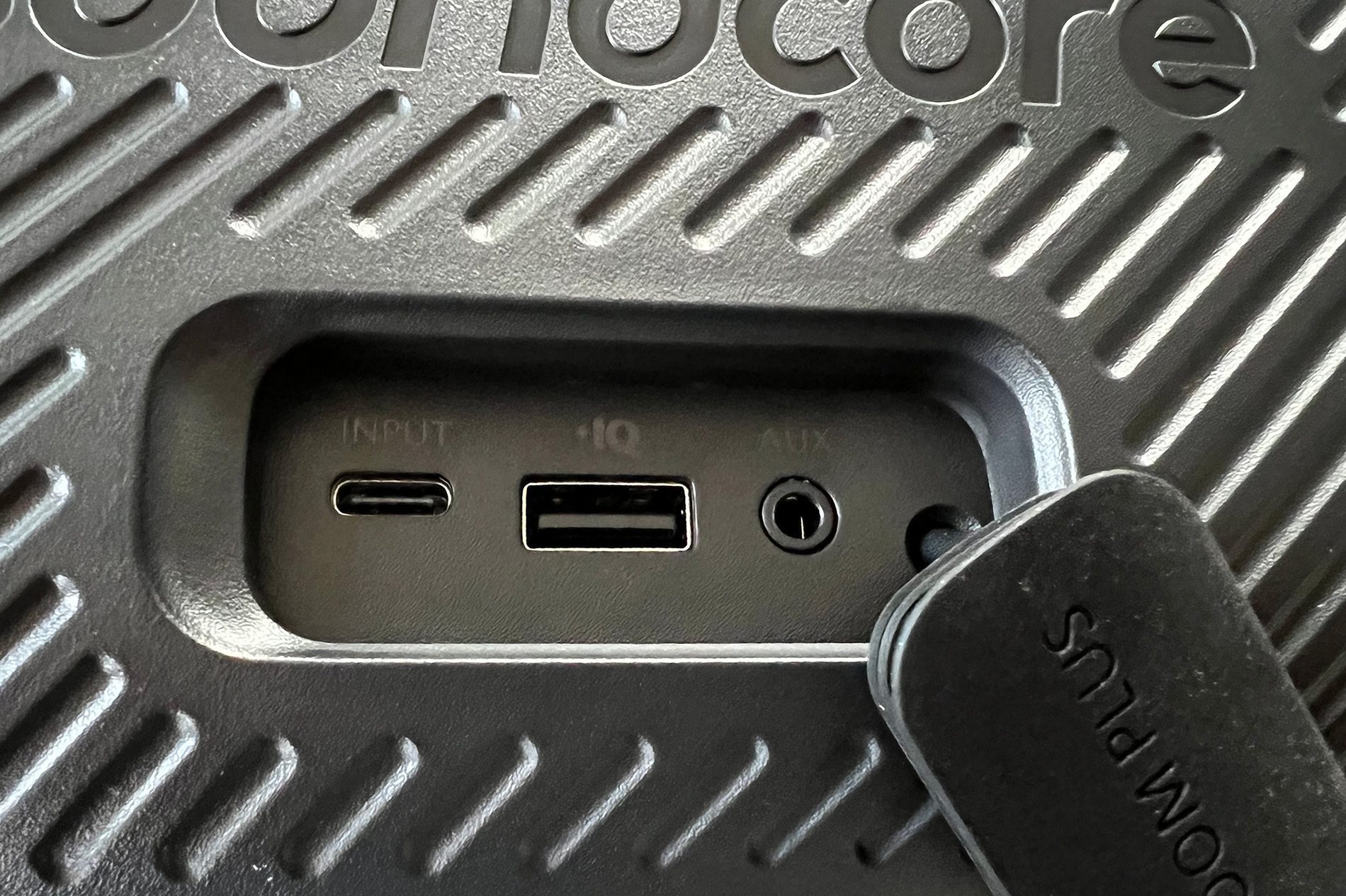 Hier sieht man die Anschlüsse des Soundcore Motion Boom Plus: USB-C zum Aufladen, USB-A zur Nutzung als Powerbank und ein Klinkenanschluß.