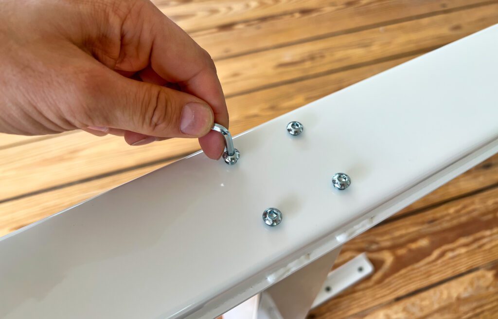 Das Werkzeug zum Schrauben liegt dem Bausatz des FlexiSpot Tischgestells direkt bei. Aber viel gibt es auch nicht zu tun – das bekommt man mit dem Sechskantschlüssel problemlos hin.
