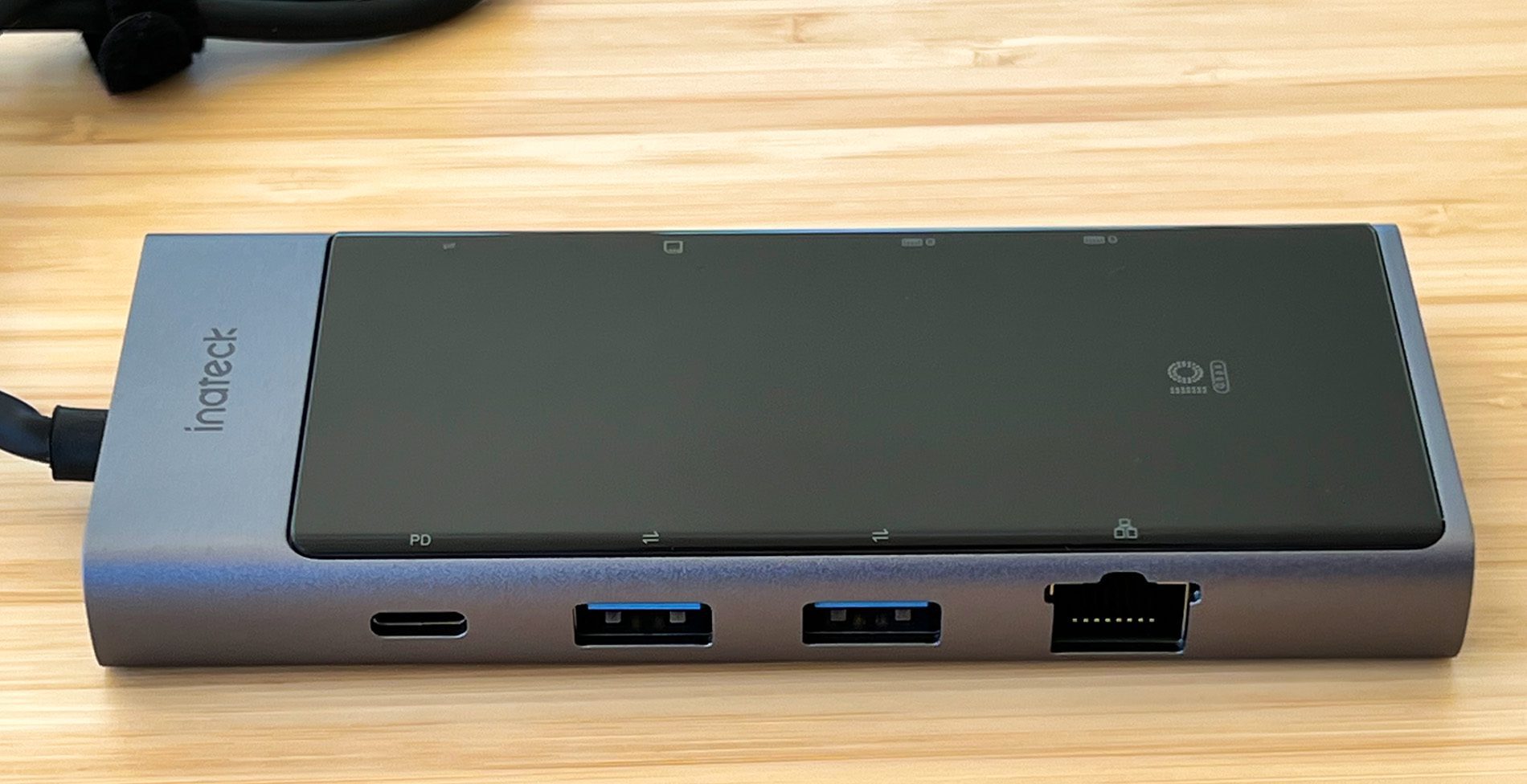 Hier sieht man den Inateck HB2026 USB-C-Hub von der Seite. Insgesamt bietet der Hub 10 Ports, die man nutzen kann (Fotos: Sir Apfelot).